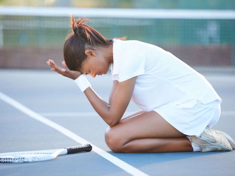 smutna dziewczyna na korcie tenisowym