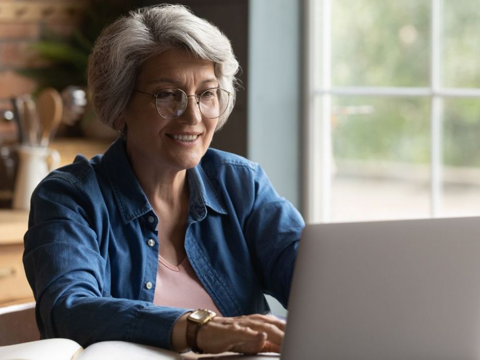 starsza kobieta przy komputerze