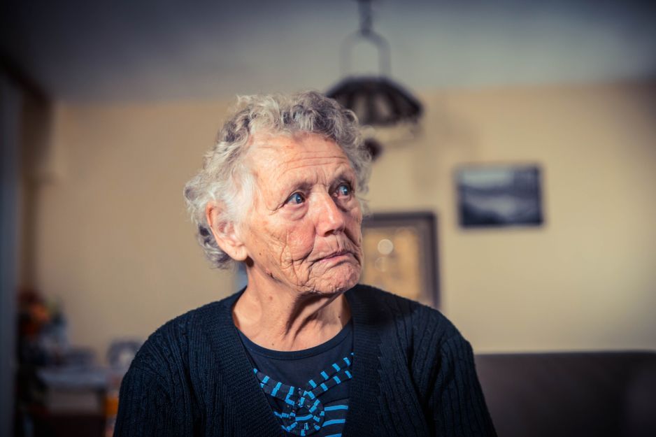 Starsza, smutna kobieta